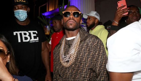 Floyd Mayweather Shrugs Off Abuse & Illiteracy Claims, Says His Successful Career Proves He Has Enough Smarts [Video]