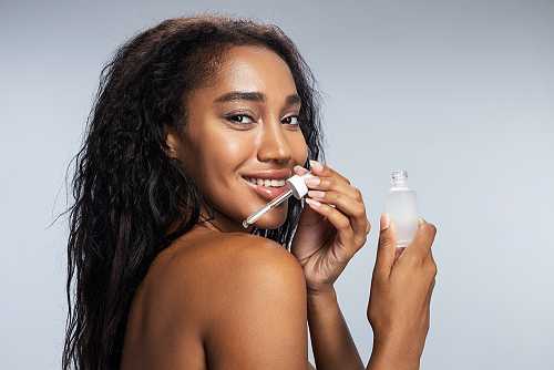 7 natural oils to apply to your skin daily