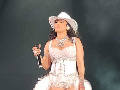 R&B star Keyshia Cole sparks romance reunion buzz