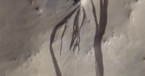 New study suggests scientists were wrong about dark streaks on Mars