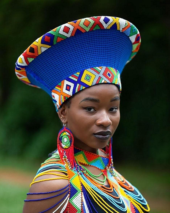 Zulu women of South Africa 🇿🇦Traditional clothing is an important part of Zulu culture....